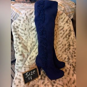 Wilma knee high boots with heel’s Fancy Vegan Suede look brand new